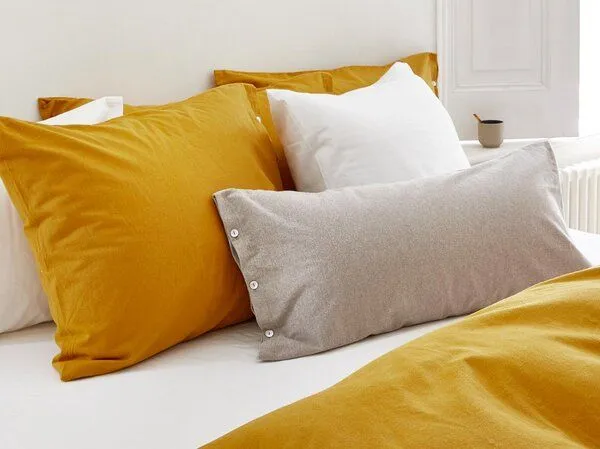 Yumeko Yumeko Kissenbezug aus Velvet Flanell, Indian yellow, – Produktbild 2 von 4