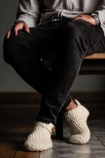 Kingdom of Wow Knit Boots aus weichem Wollgarn – Damen & Herren, gehäkelt & handgefertigt | Kingdom of Wow, Chai, – Produktbild 2 von 7