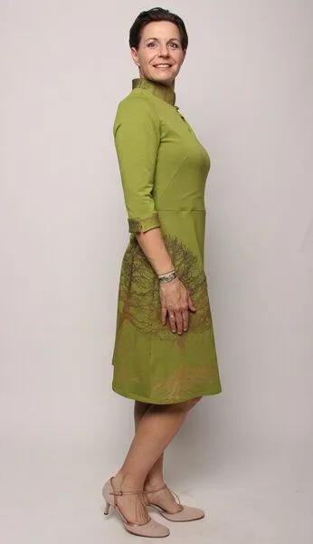 Peaces.bio - handbedruckte Biomode Peaces.bio - handbedruckte Biomode Kunstdruck-Kleid Baumgeschwister, Grün, – Produktbild 1 von 3