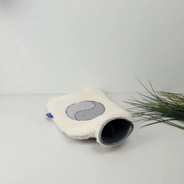 Flosinn Flosinn Kuschelige Wärmflaschen aus Bio-Teddyplüsch. Wärmflaschenbezug und Wärmflasche. Verschiedene Farben, Teddy mit grau, – Produktbild 3 von 4