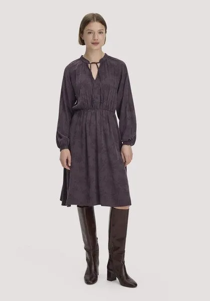 hessnatur hessnatur Kleid gerafft knielang aus TENCEL Lyocell- und LENZING ECOVERO Viskose, Dunkle traube, – Produktbild 1 von 4
