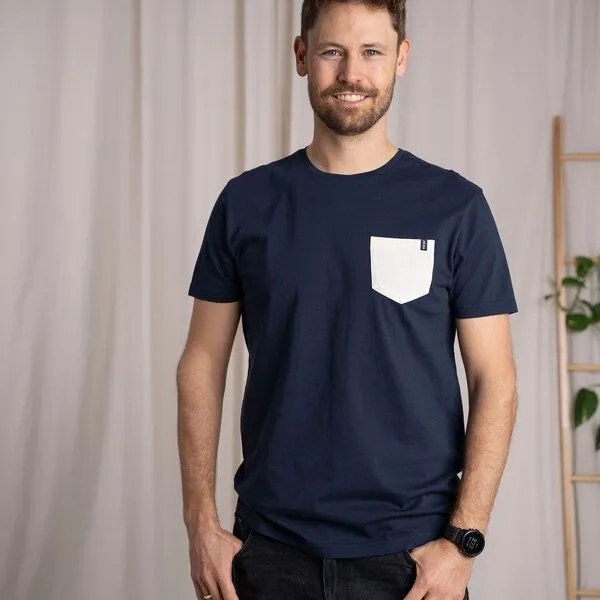Vresh Clothing Vresh Clothing Vilip - Classic Fit T-Shirt mit Brusttasche aus Biobaumwolle, Navy/beige, – Produktbild 1 von 4