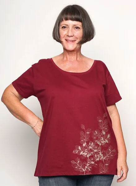 Peaces.bio - handbedruckte Biomode Peaces.bio - handbedruckte Biomode Damen Loosefit Shirt Buchenzauber, Bordeaux, – Produktbild 1 von 2