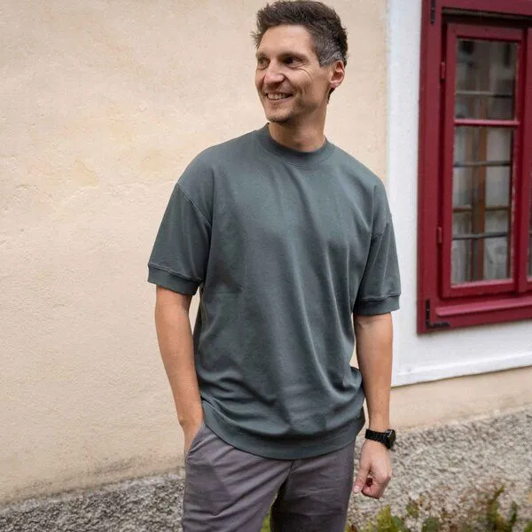 Vresh Clothing Vresh Clothing Vriedl - Oversized T-Shirt aus Heavy-Jersey Biobaumwolle, Tannengrün, – Produktbild 1 von 4