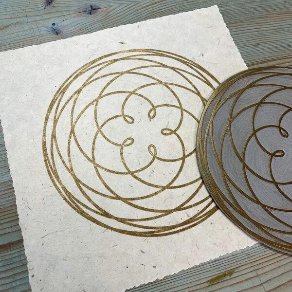 Veskor Cassiopeia Veskor Cassiopeia ROSE OF VENUS Linoldruck | 22 × 22 cm | Gold auf Naturweiß – Produktbild 4 von 4