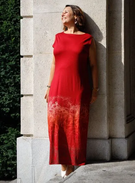 Peaces.bio - handbedruckte Biomode Peaces.bio - handbedruckte Biomode Wasserfallkleid "Das Gold der Erde" in Rot, Rot, – Produktbild 2 von 3