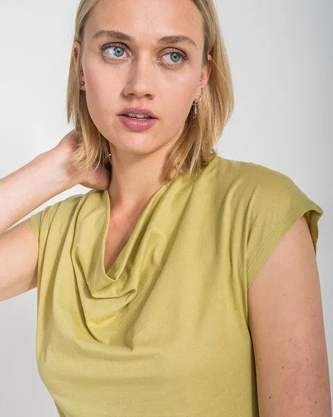 Alma & Lovis Alma & Lovis Shirt mit Wasserfall-Ausschnitt, aus Bio-Baumwolle | Short Cascade, Hellgrün, – Produktbild 2 von 4