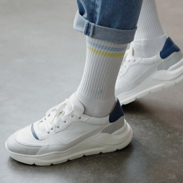 wysf. | what you stand for. wysf. | what you stand for. Retro Tennissocken mit Knopf, Bio-Baumwoll-Mix, Weiss (weiß/blau/pastellgelb), – Produktbild 1 von 4