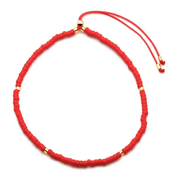 juni juni Rote Perlenarmbänder Set "Milano" mit Goldkugel Anhänger und verstellbarer Schiebeperle aus recyceltem Gold – Produktbild 4 von 4
