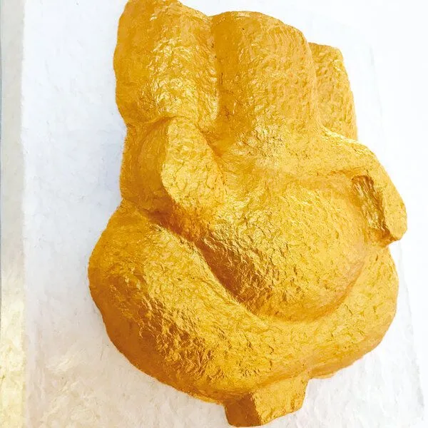 Sundara Sundara Deko Relief-Wandbild – Weiß/Gold mit Aufhänger – Produktbild 3 von 4