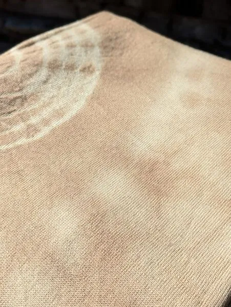 Wooliie Wooliie Handgefertigte Babydecke aus 100 % Merinowolle – pflanzlich gefärbt, Sand shibori (braun), – Produktbild 2 von 3