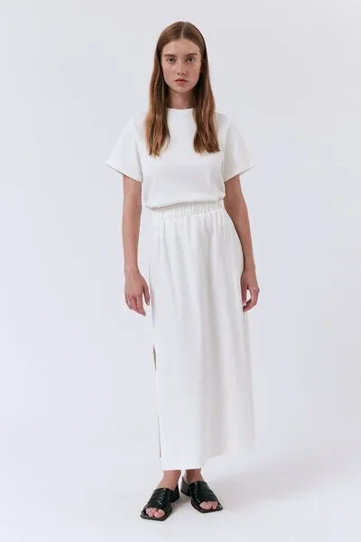 amt studio amt.studio "Bahia Skirt" Jersey Rock Fein-Ripp Midirock mit Gummibund, Weiss, – Produktbild 1 von 3
