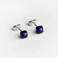 ALEXASCHA ALEXASCHA Winzige Ohrstecker aus recyceltem Glas | 4mm, Nachtblau, – Produktbild 1 von 1