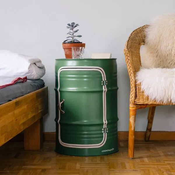 Lockengelöt Lockengelöt Minibar mit Tür aus einem kleinen Ölfass, Resedagrün, – Produktbild 1 von 4