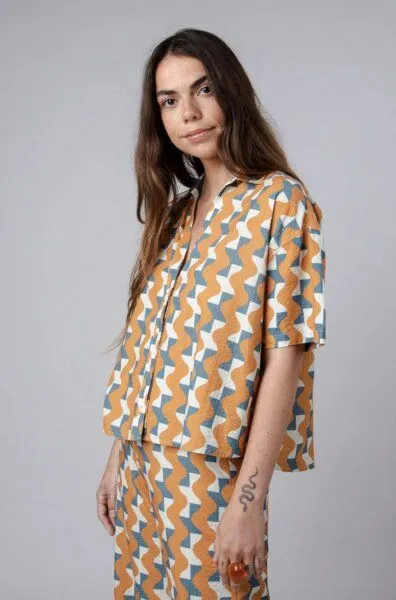 Brava Fabrics Brava Fabrics Big Tiles Cropped Bluse Ochre – Produktbild 2 von 4
