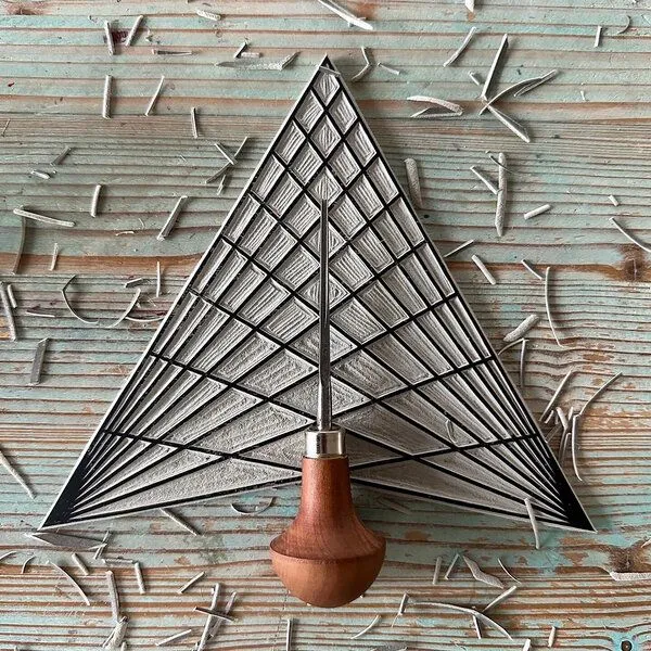 Veskor Cassiopeia Veskor Cassiopeia TRIANGULAR GRID Linoldruck | 22 × 22 cm | Gold auf Schwarz – Produktbild 3 von 4