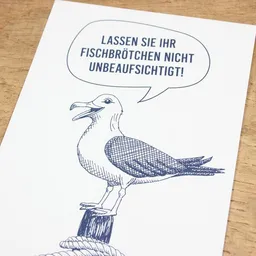 Bow & Hummingbird Bow & Hummingbird Maritime Postkarte "Fischbrötchen - Möwe" aus Recyclingpapier – Produktbild 1 von 1