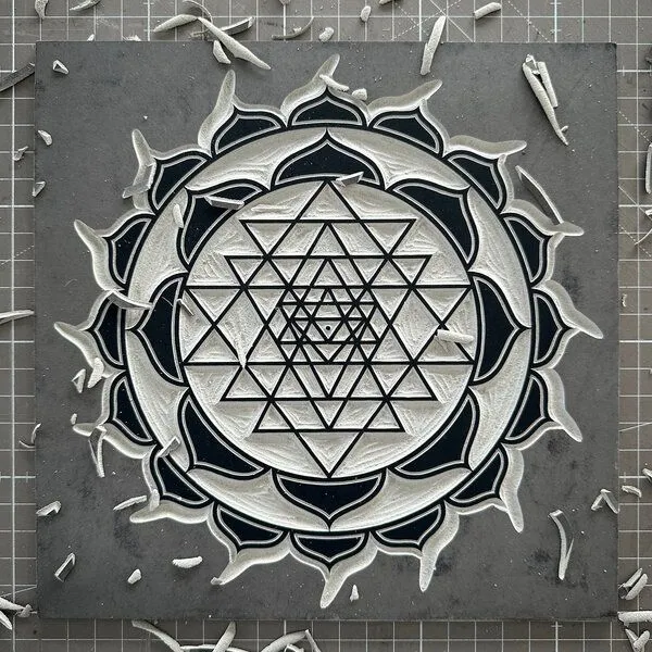 Veskor Cassiopeia Veskor Cassiopeia SRI YANTRA Lotus Linoldruck | 22 × 22 cm | Gold auf Schwarz – Produktbild 2 von 4