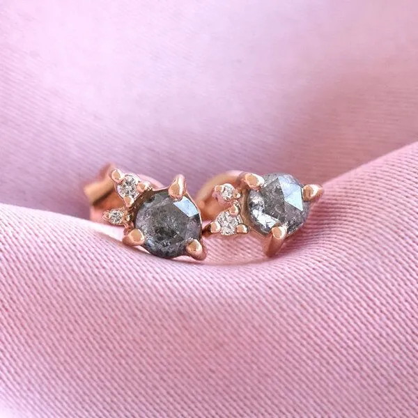 Eppi Eppi Goldene Cluster-Ohrringe mit Salt and Pepper Diamant Meave, Rosa, – Produktbild 4 von 4