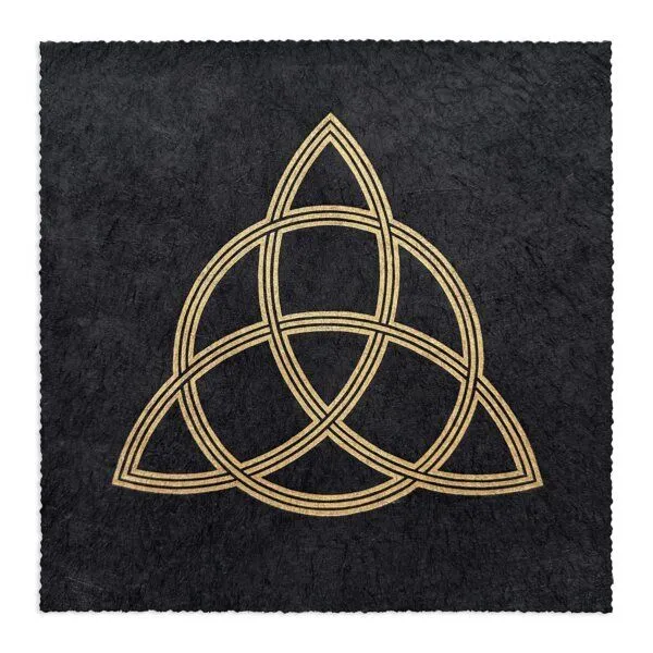 Veskor Cassiopeia Veskor Cassiopeia TRIQUETRA Heilige Geometrie Linoldruck | 22 × 22 cm | Gold auf Schwarz – Produktbild 1 von 4