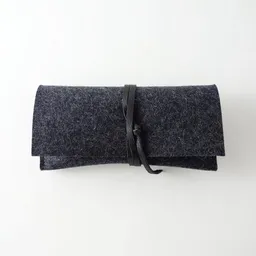 matilda k. manufaktur matilda k. manufaktur Brillenetui aus Wollfilz anthrazit mit Lederband 'auguste' – Produktbild 1 von 1