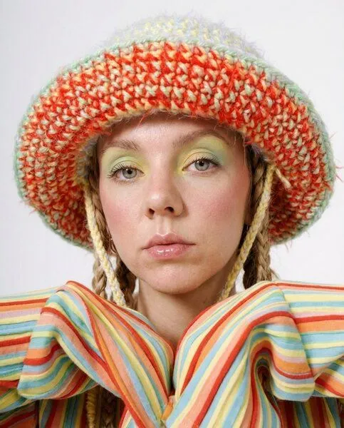 KnitToChange KnitToChange Handgehäkelte Mütze mit Bindebändern aus recyceltem Garn – Mehrfarbig – Produktbild 3 von 4