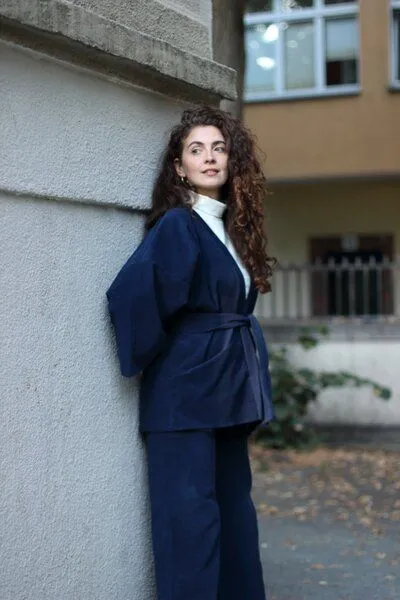 ManduTrap ManduTrap Elegante Kimonojacke aus Biobaumwolle – Cord in Grün, Blau oder Berry mit Gürtel und Taschen, Blau, – Produktbild 2 von 8