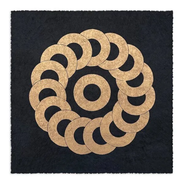 Veskor Cassiopeia Veskor Cassiopeia WARE FARM CIRCLE Kornkreis Linoldruck | 22 × 22 cm | Gold, Weiss, – Produktbild 2 von 3