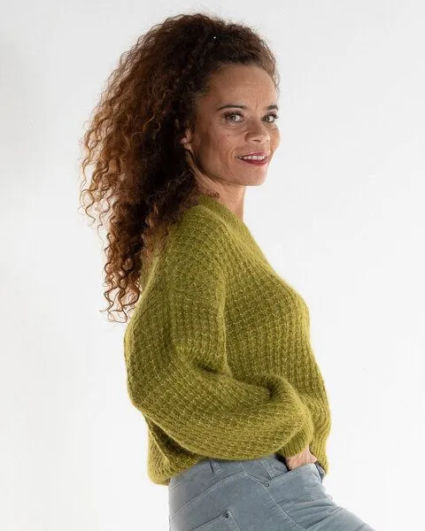 Alma & Lovis Alma & Lovis Pullover mit Perlfangmuster aus Suri-Alpaka-Mix | V-Neck Pullover, Kermit (grün), – Produktbild 2 von 2