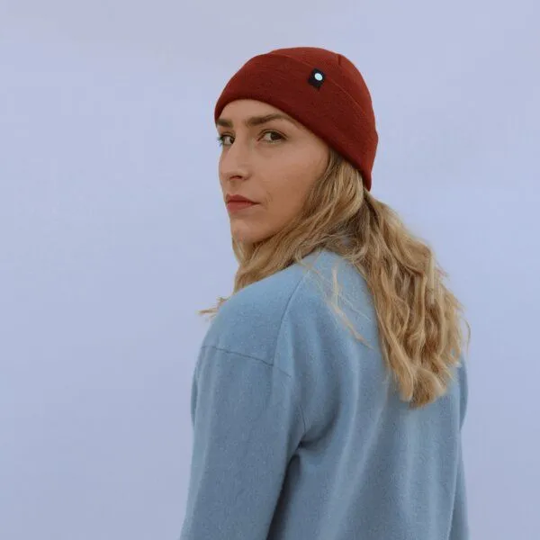 wysf. | what you stand for. wysf. | what you stand for. kurze Mütze, Bio-Merinowolle, Made in Deutschland, Unisex, Feinstrick, Rot (rost), – Produktbild 3 von 4