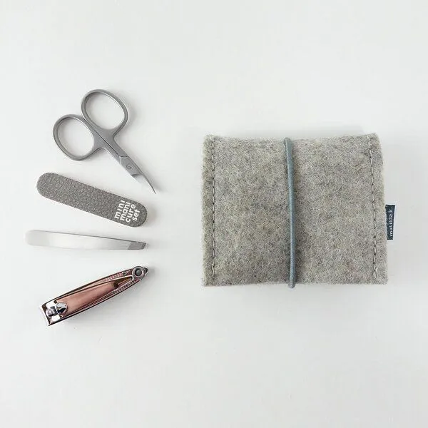 matilda k. manufaktur matilda k. manufaktur mini-maniküre-set 'jacob' (mit Nagelknipser) aus Wollfilz mit Rundgummi-Verschluß in vielen Farben, Hellgrau, – Produktbild 3 von 8