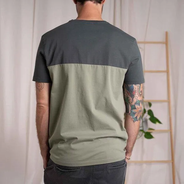 Vresh Clothing Vresh Clothing Olav - Classic Fit Colourblock T-Shirt aus Biobaumwolle, Tannengrün/salbei, – Produktbild 3 von 4