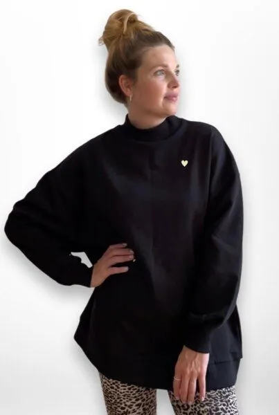 noemvri fashion label noemvri fashion label oversized Sweatshirt Turtleneck mit einem Herz auf der Brust, Schwarz mit beigem herz, – Produktbild 2 von 2