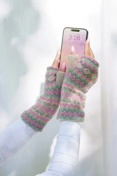 Haus of Namaste Haus of Namaste Handgefertigte Lammwollhandschuhe im Fair-Isle-Muster | Fingerwärmer aus 100 % Lammwolle in Rosa und Grün | Ethisch produzierte, mulesingfreie, fingerlose Lammwollhandschuhe – Produktbild 3 von 3