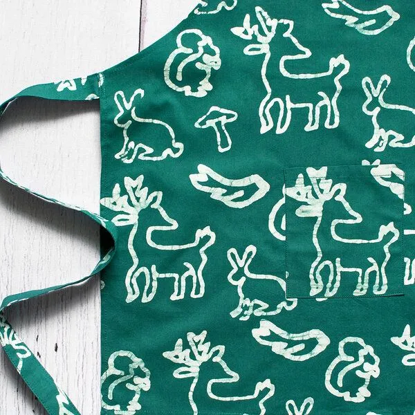 Global Mamas Global Mamas Kinderschürze aus 100% Biobaumwolle, Waldtiere (grün), – Produktbild 3 von 4