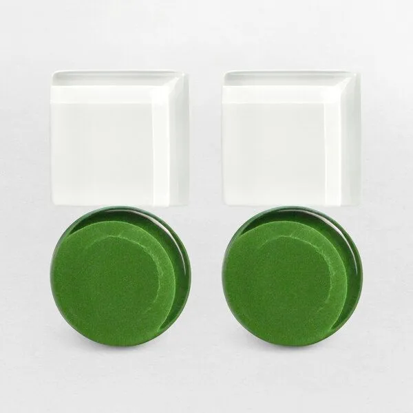 ALEXASCHA ALEXASCHA Geometrische Statement Ohrringe aus Glas | Bauhaus Design | 16 Farbkombinationen, Weiß & grün, – Produktbild 1 von 4