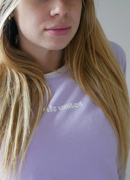 SPARKLES OF LIGHT SPARKLES OF LIGHT Yoga Shirt | BE UNITED, Violett, – Produktbild 2 von 3