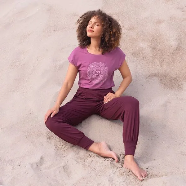 Jaya Jaya OM TENCEL - Damen - Yogashirt mit Om-Spiral-Frontprint aus Tencel-Baumwoll-Mix, Mauve/rosa, – Produktbild 2 von 3