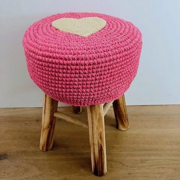 Luna-Leena Luna-Leena Kinderhocker mit handgehäkeltem Wollüberzug - in Pink mit Herz – Produktbild 1 von 3