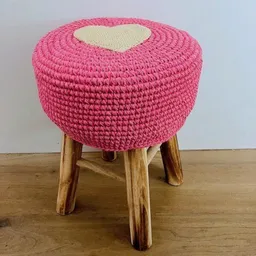 Luna-Leena Luna-Leena Kinderhocker mit handgehäkeltem Wollüberzug - in Pink mit Herz – Produktbild 1 von 1