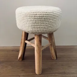 Luna-Leena Luna-Leena Kinderhocker mit handgehäkeltem Wollüberzug in beige – Produktbild 1 von 1
