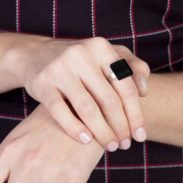 ALEXASCHA ALEXASCHA Minimalistischer Ring aus Glas, klein | PUREFORM, Onyxschwarz, – Produktbild 1 von 4