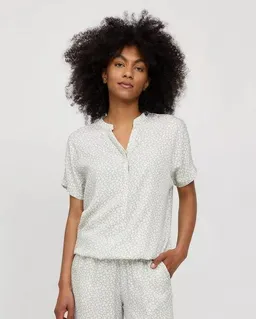 Mazine Mazine Gemusterte Bluse mit V-Ausschnitt - aus Ecovero – Produktbild 1 von 1