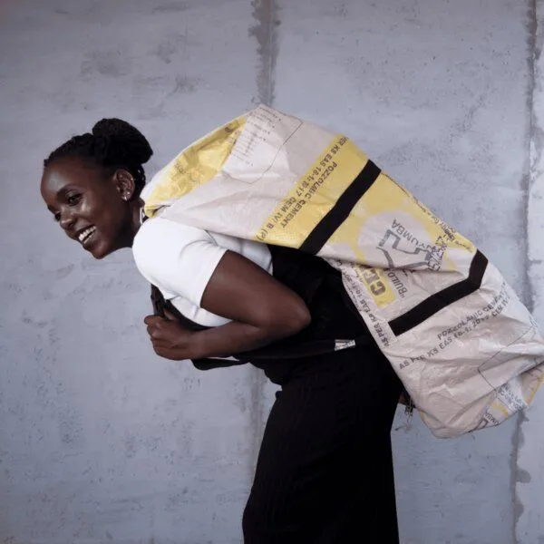 Nyuzi Blackwhite Nyuzi Blackwhite Upcycling Travelbag XL große Reisetasche mit Rucksackfunktion aus Zementsäcken, Gelb mombasa cement, – Produktbild 2 von 3