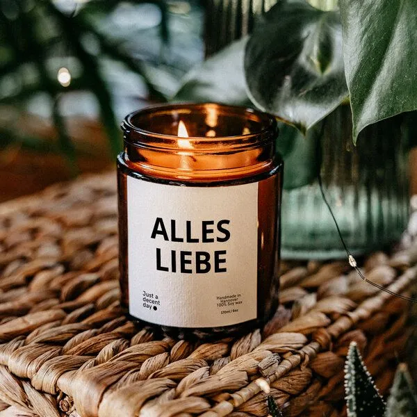 Just a decent day Just a decent day Duftkerzen Geschenk - ALLES LIEBE - Handmade aus Sojawachs – Produktbild 1 von 3