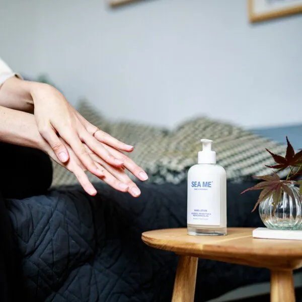 SEA ME SEA ME Hand Lotion | Jojobaöl, Sheabutter & Meeresmineralien | Mehrweg-Glas 250 ml – Produktbild 4 von 4