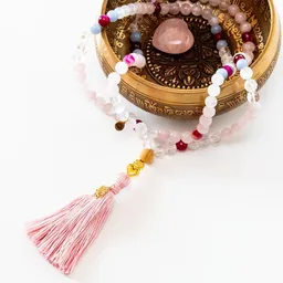Divasya Divasya Mala-Kette "True Love" aus Rosenquarz, Angelite & Mondstein – Produktbild 1 von 1