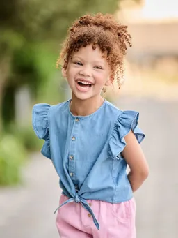 Vertbaudet Mädchen Jeansbluse zum Binden mit Volantärmeln helles – Produktbild 1 von 1
