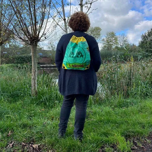 MoreThanHip MoreThanHip Rucksack mit Kordelzug aus recycelten Fischfüttersäcken - Chenda, Grün - frösche, – Produktbild 3 von 4