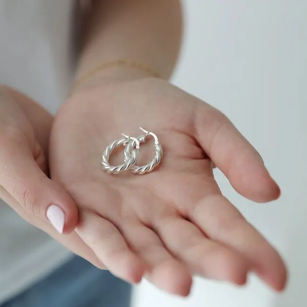 BELLYBIRD Jewellery BELLYBIRD Jewellery CREOLEN - Kreis, gedrehtes Design, glänzende Oberfläche, Silber, – Produktbild 1 von 4